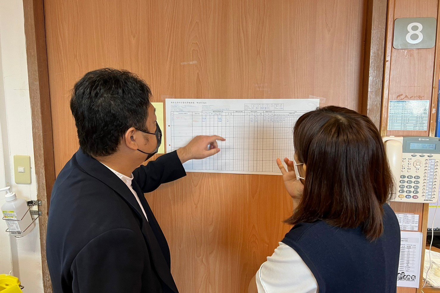 外科加護病房入口處設立「客製化交班Wall Chart」，讓病人的各項監測數值一目了然，提供各時段負責的照護團隊順利監控尿量及腎功能等數據。