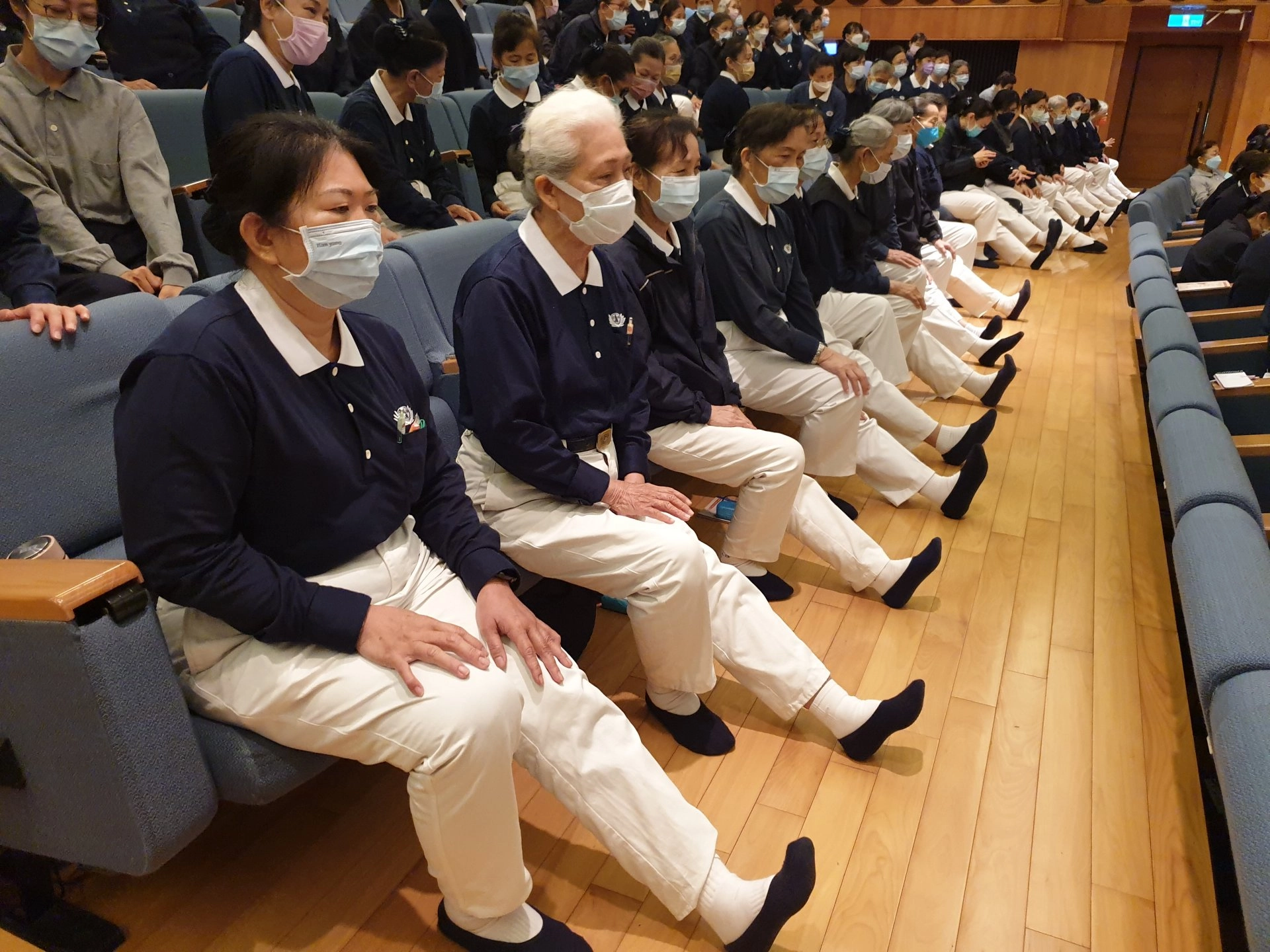 坐在椅子上也可以鍛鍊肌力和柔軟度，非常適合長者和身體不方便的人