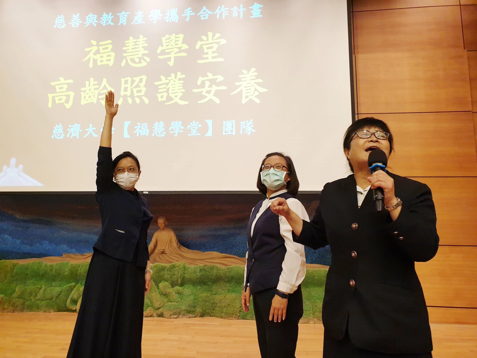 慈濟大學福慧學堂於三月正式開課，從「友善失智(阿茲海默症預防) 」，到「社福與社會支持」、「反應力訓練」，以及「長者體適能」等，讓學員不只可以照顧自己和家人，也可以將知識分享給其他人。