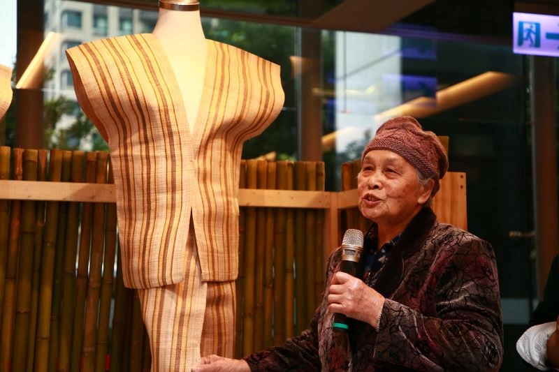 人間國寶嚴玉英介紹噶瑪蘭族傳統香蕉絲織布工藝及製作過程。