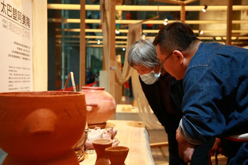 觀展民眾欣賞傳統阿美族陶作品。