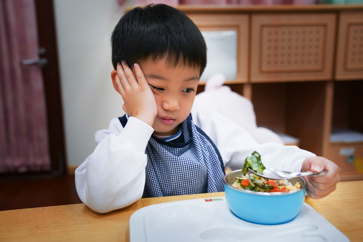 孩子的偏挑食有時是因為對未曾接觸的食物產生牴觸心理。
