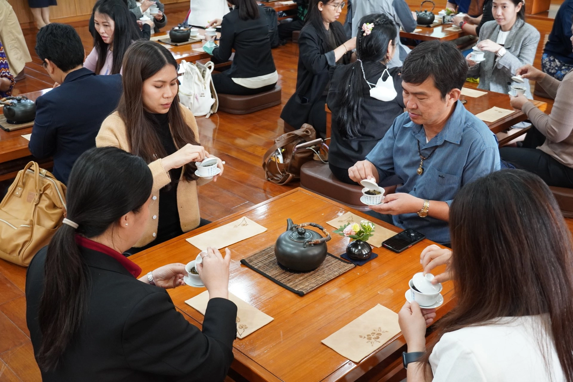 泰國藝術大學教師用心體會靜思茶道之美。