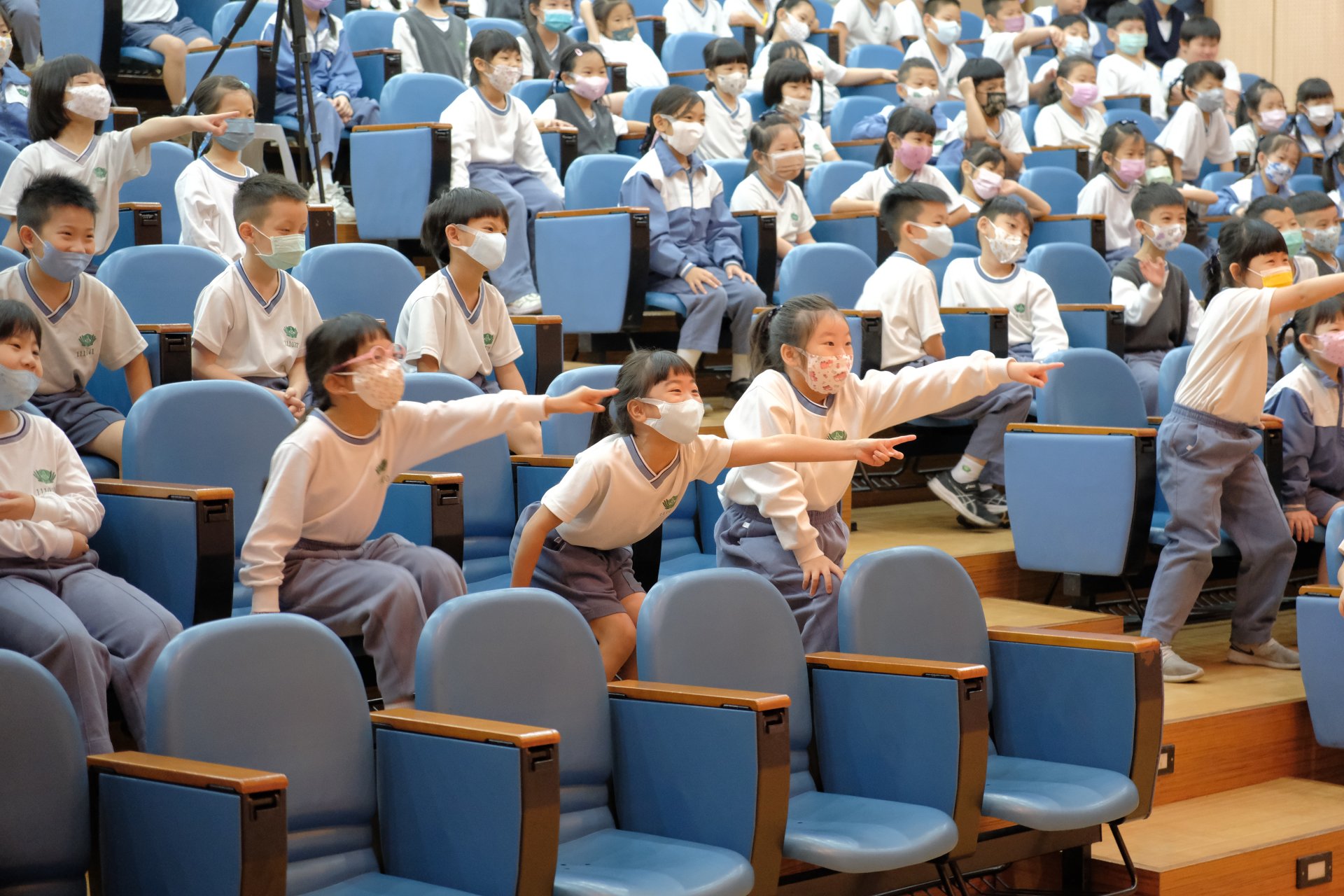 兒童節戲劇表演，希望學生透過戲劇感受生活、體會人生，進而將靜思語落實生活中。