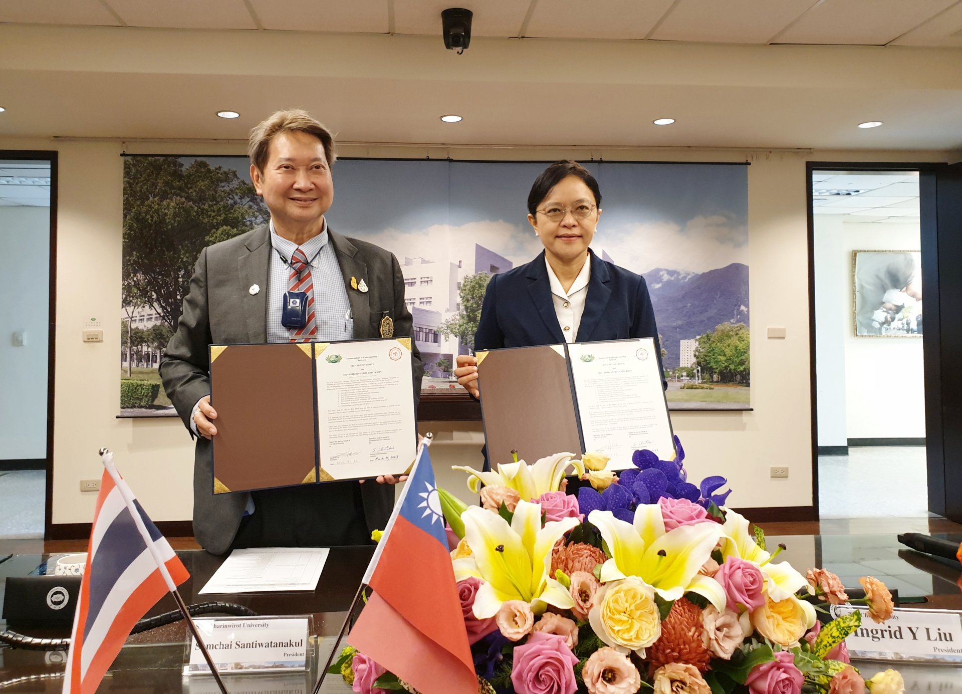 詩納卡寧威洛大學Somchai Santiwatanakul校長（左）與慈濟大學劉怡均校長（右）代表雙方簽署合作備忘錄。