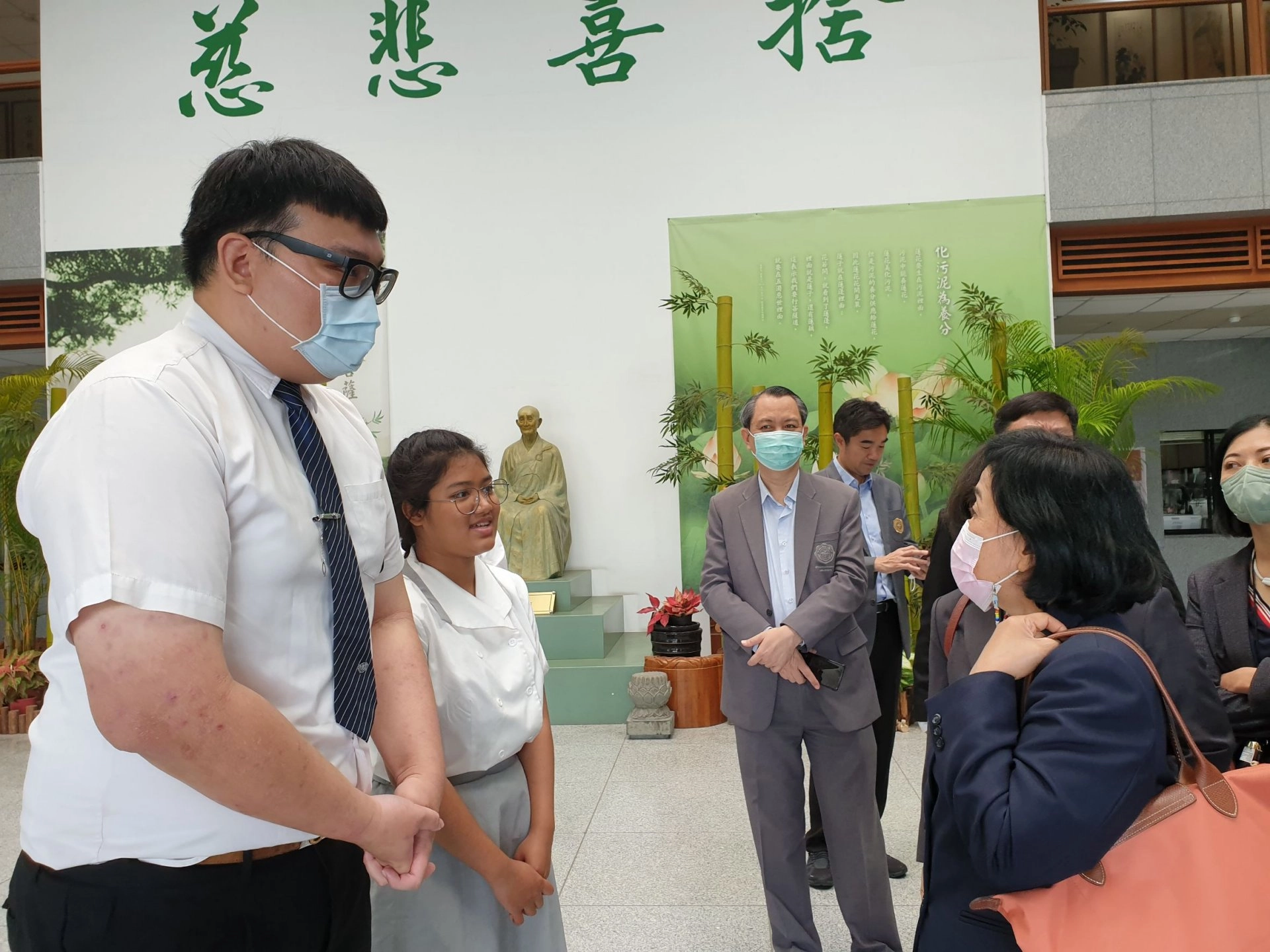慈濟大學泰籍學生協助參訪和翻譯
