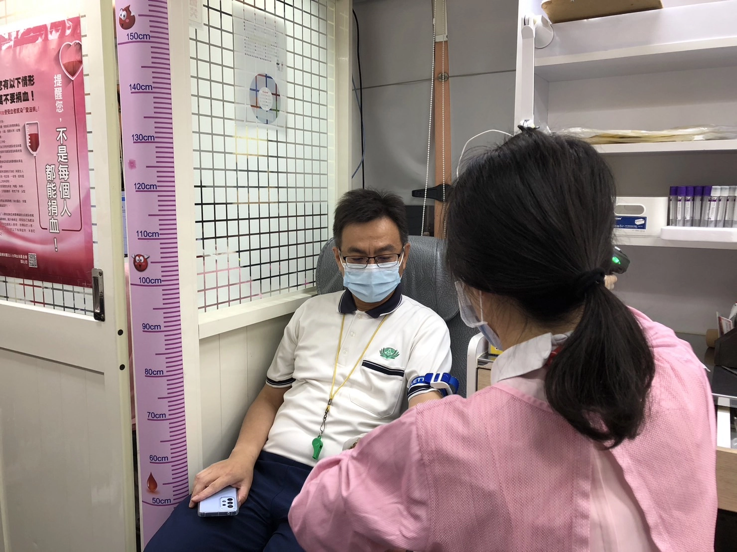 學校師長特地抽空前來參與捐血活動。