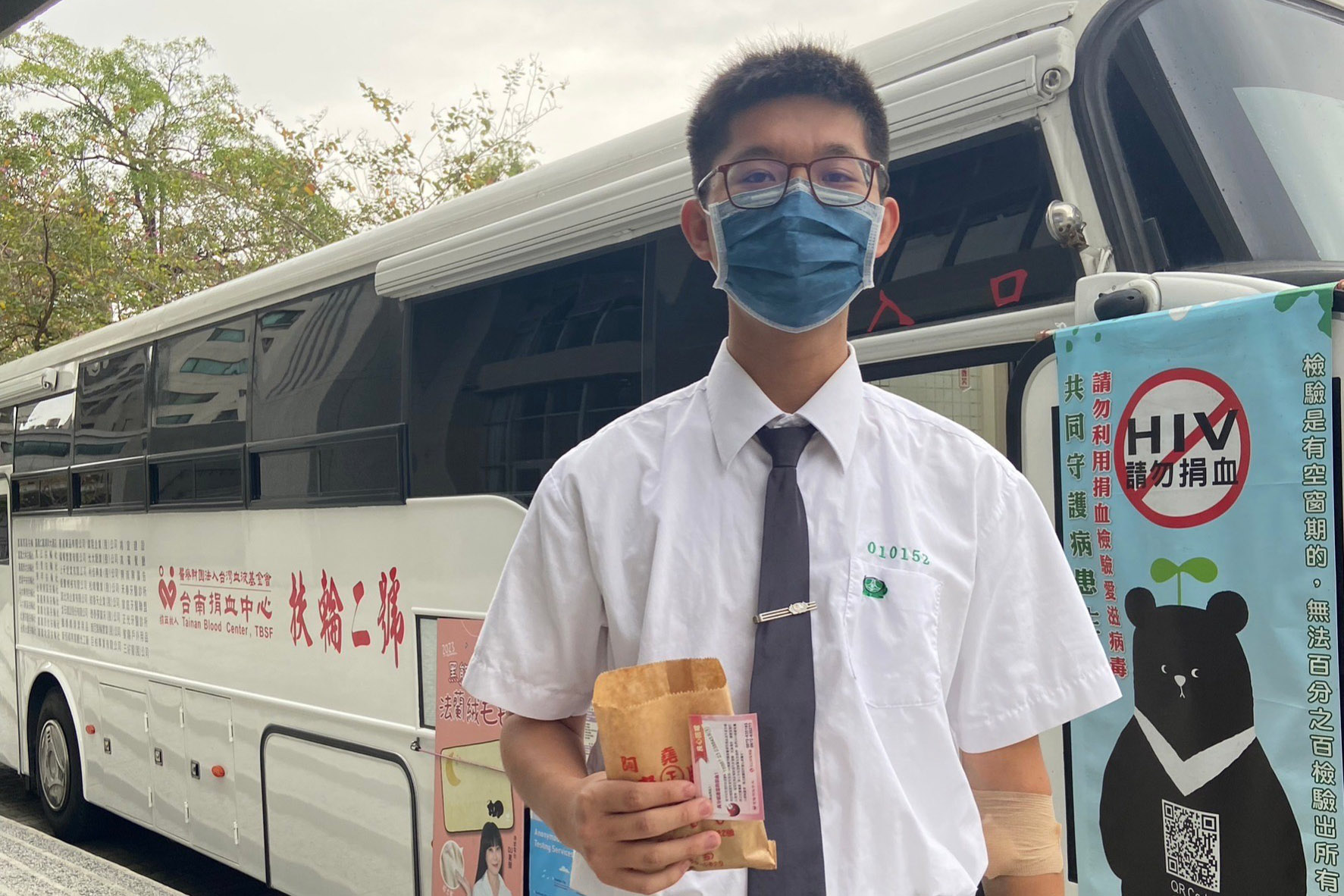 青少年在年滿17歲時響應公益捐血,用行動展現與寫下奮勇向前的青春印記。