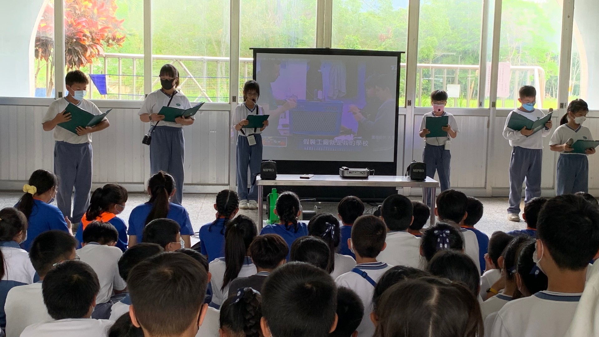 慈小學生向明利國小師生介紹滿納海學校，邀約一同送愛到滿納海