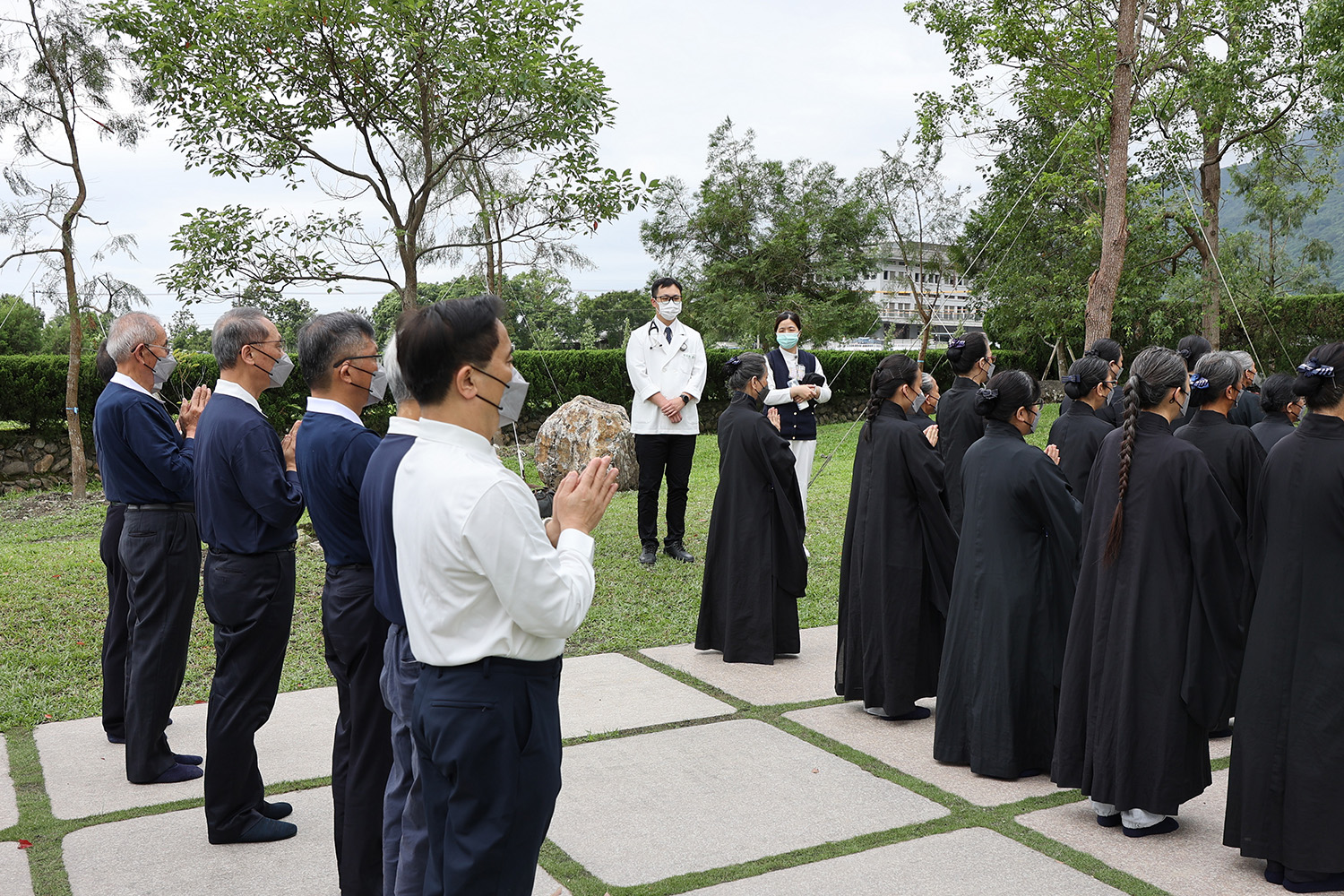 負責支援今日朝山醫療照護的醫師有內科部總醫師陳頎叡與張宇祺，陳頎叡醫師(中)說，看到很多慈濟志工用很虔誠的心來完成朝山，真的很感動，所以更要讓他們健康平安的圓滿朝山。
