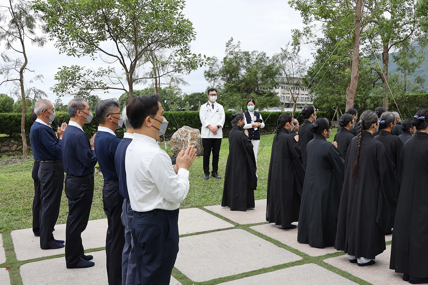 負責支援今日朝山醫療照護的醫師有內科部總醫師陳頎叡與張宇祺，陳頎叡醫師(中)說，看到很多慈濟志工用很虔誠的心來完成朝山，真的很感動，所以更要讓他們健康平安的圓滿朝山。