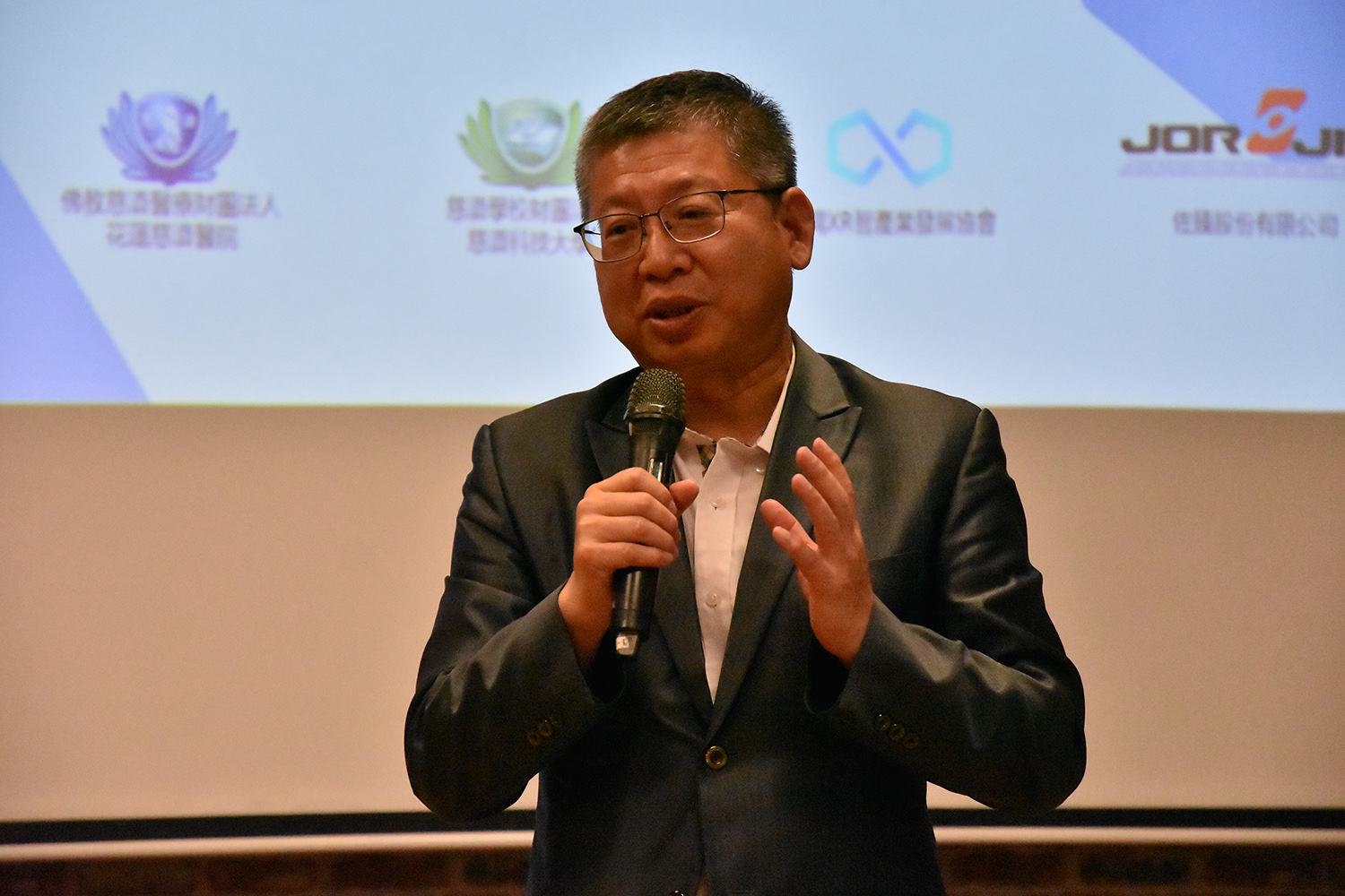 佐臻股份有限公司董事長梁文隆表示，AR/XR智慧眼鏡將改變教育、學習、生活、社交及工作模式