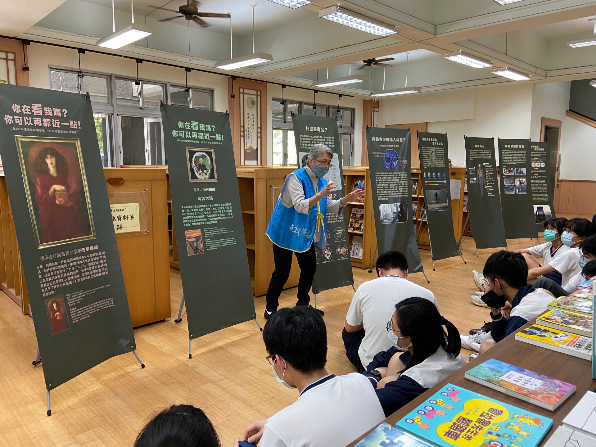 導覽志工以精湛的解說,為孩子們將反毒、拒毒的觀念向下扎根。