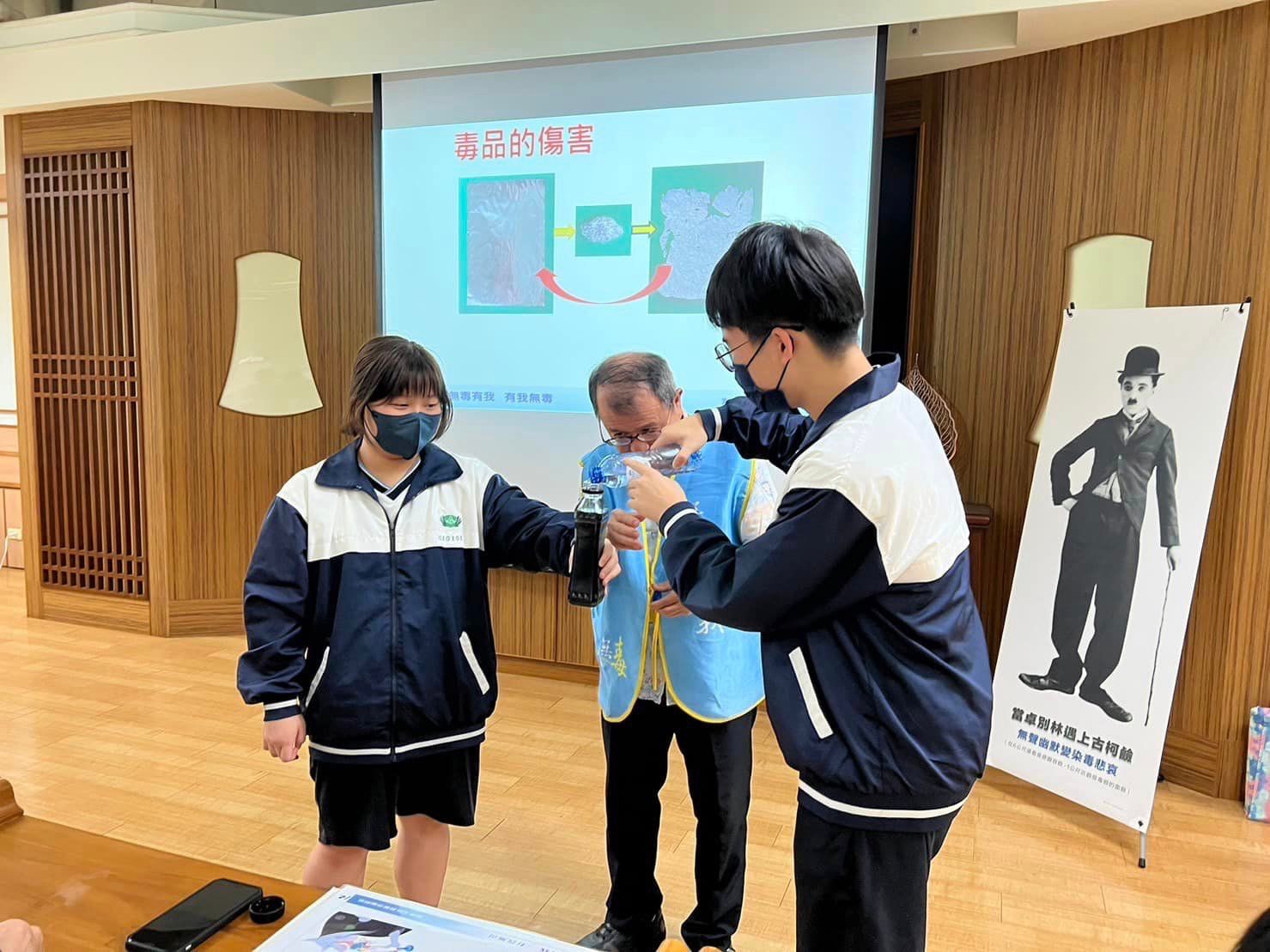 一杯清水即便染一滴墨水都無法回覆,稍有不慎就會墜入毒品深淵。