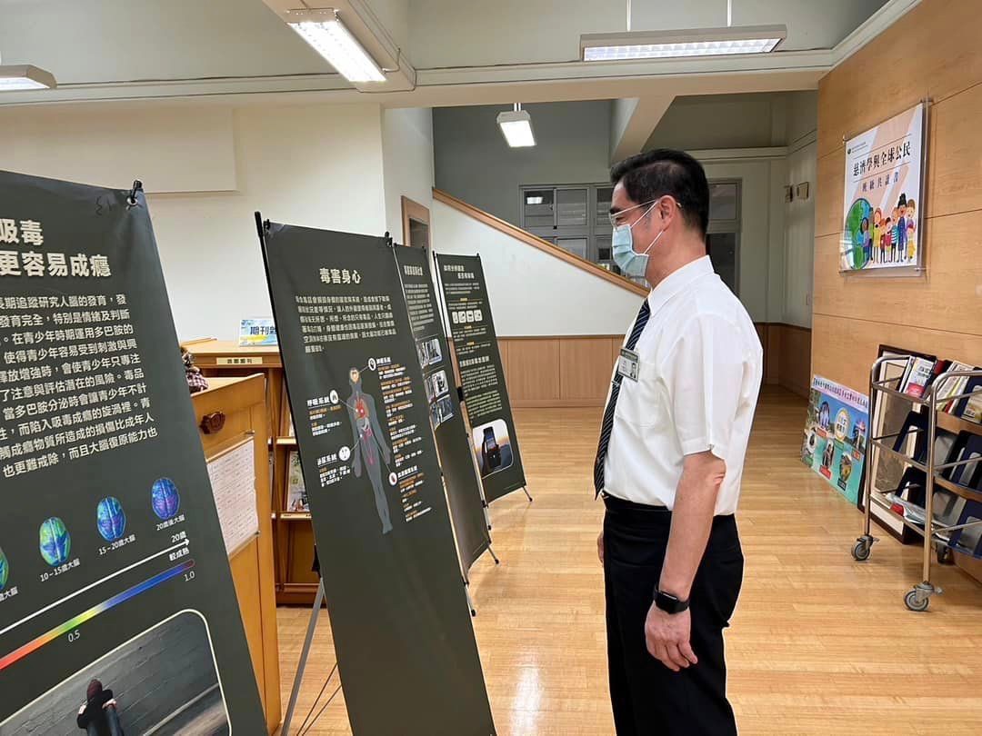 校長也參與特展活動感恩導覽志工,帶領學生體驗一場不一樣的藝文饗宴。