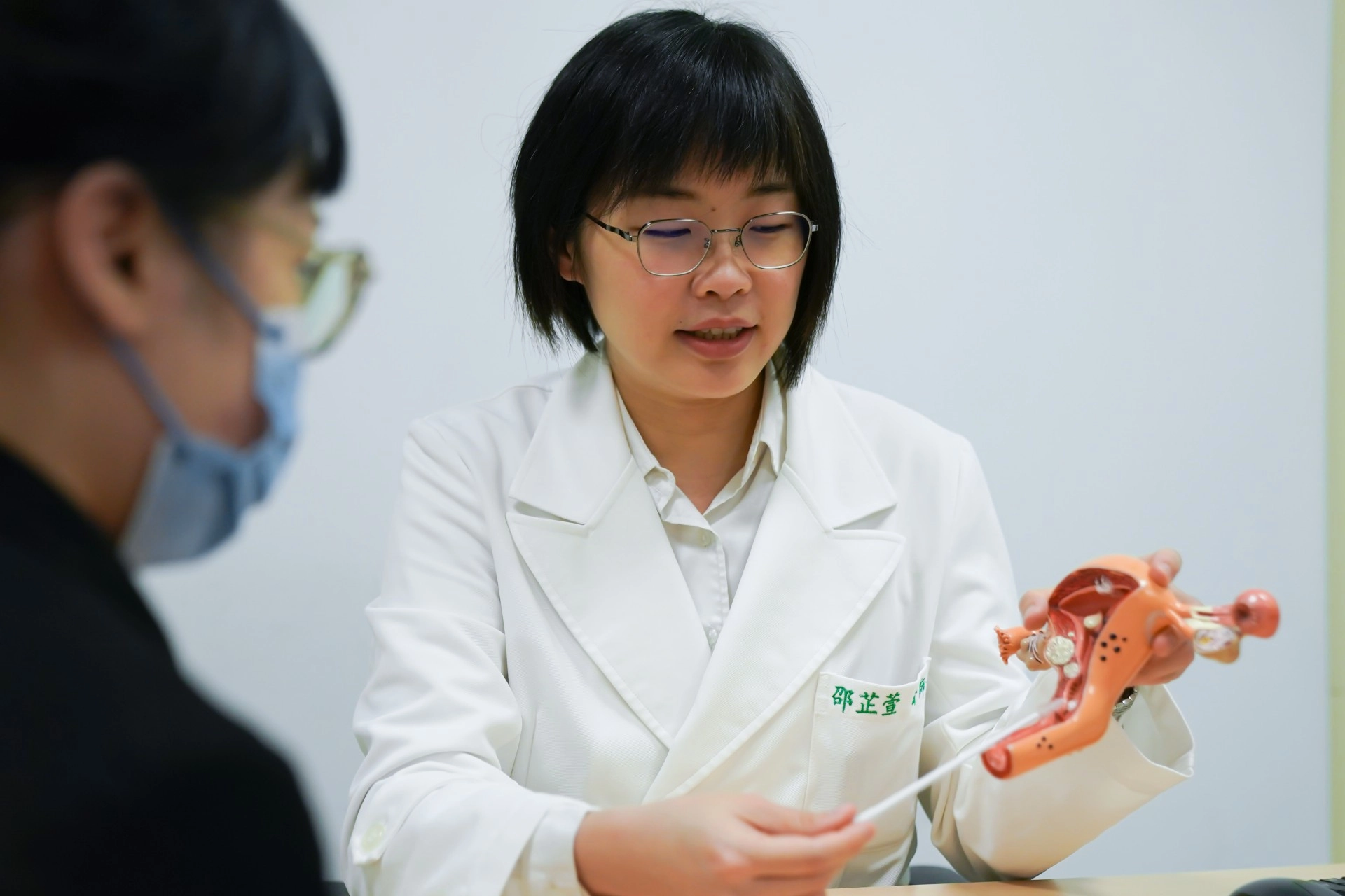 邵芷萱醫師看診示意照。