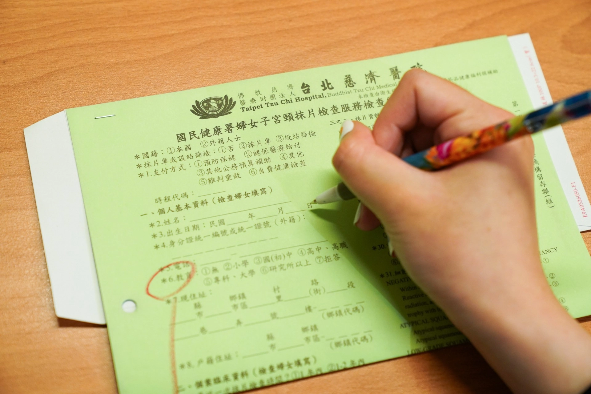 邵芷萱醫師鼓勵婦女接受子宮頸抹片檢查，並表示30歲以上婦女每年可免費篩檢一次。
