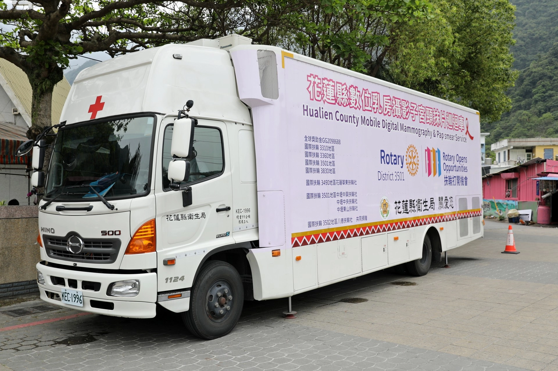 花蓮慈院影像醫學部團隊結合AI智慧醫療與乳攝車篩檢服務，讓在民眾能在當次檢查得到檢查的結果。