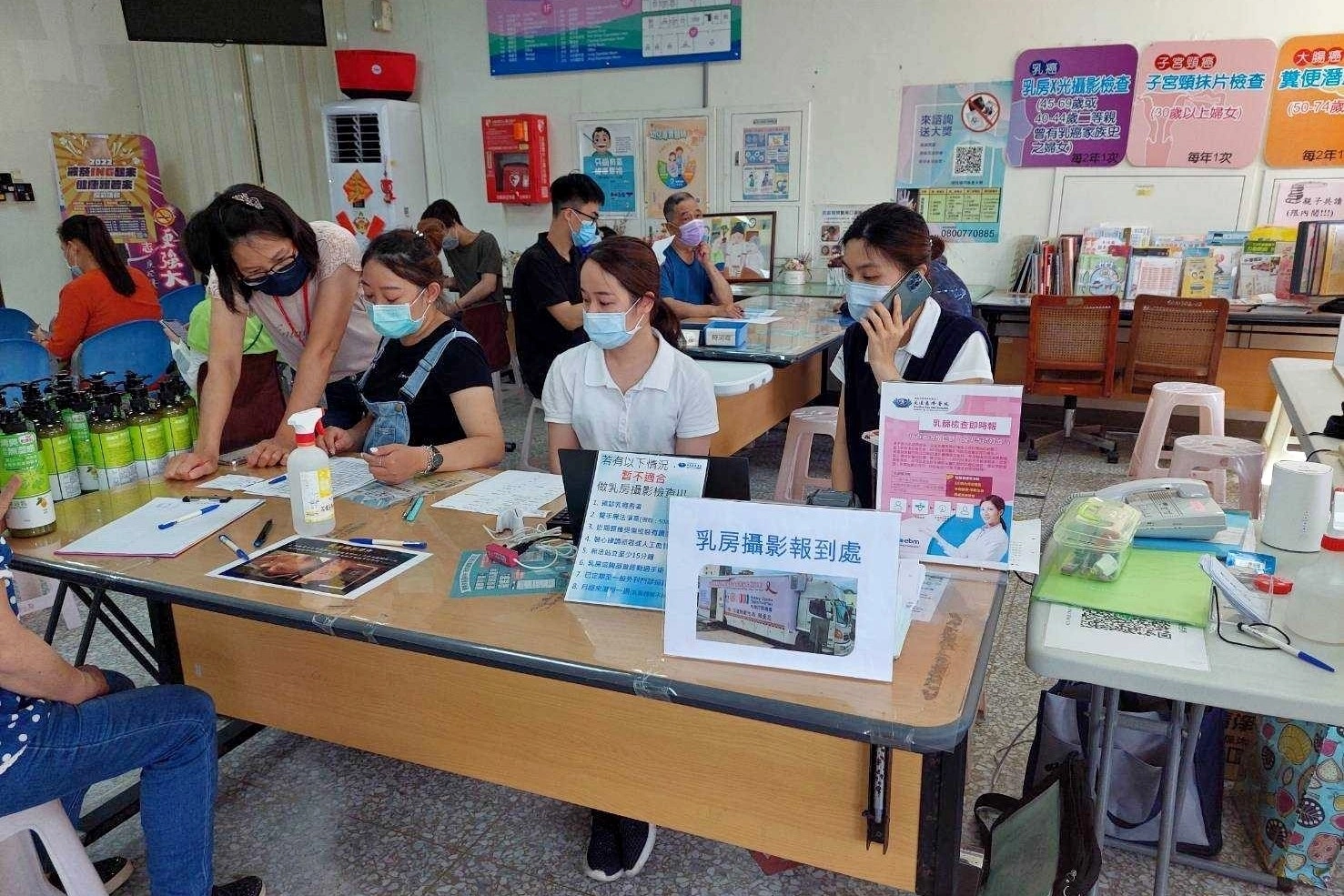 當民眾來到乳攝車服務定點，會有專人引導報到填單，並詢問是否願意等待取得報告。
