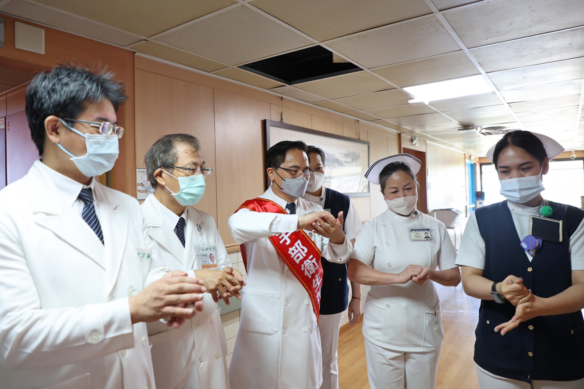 擔任院內手部衛生推廣大使的院長林欣榮(中)，則是到病房突擊檢查同仁有無正確落實洗手步驟，並再次叮嚀洗手的重要性，以避免病從口入以及經由接觸而感染疾病的危險。