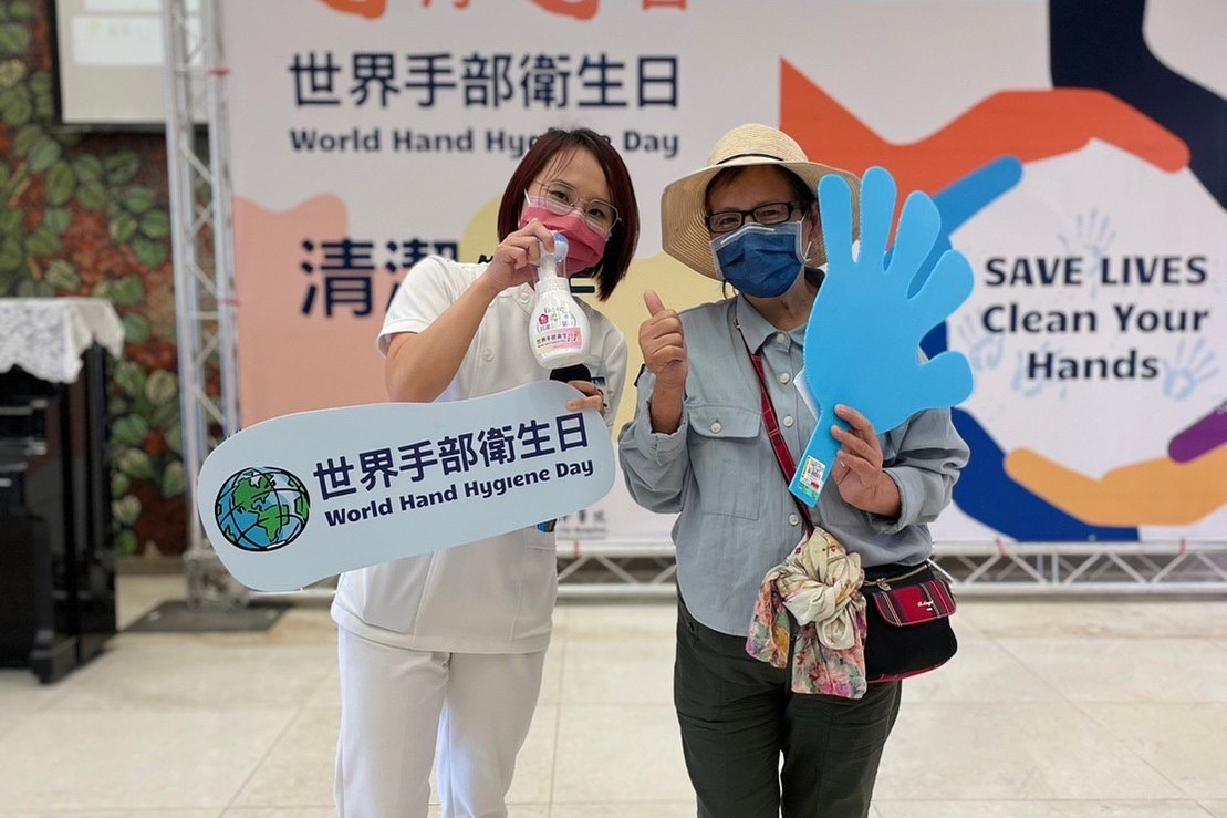 感控室團隊在醫院大廳分享洗手衛教及有獎徵答等活動，病人與家屬熱情參與