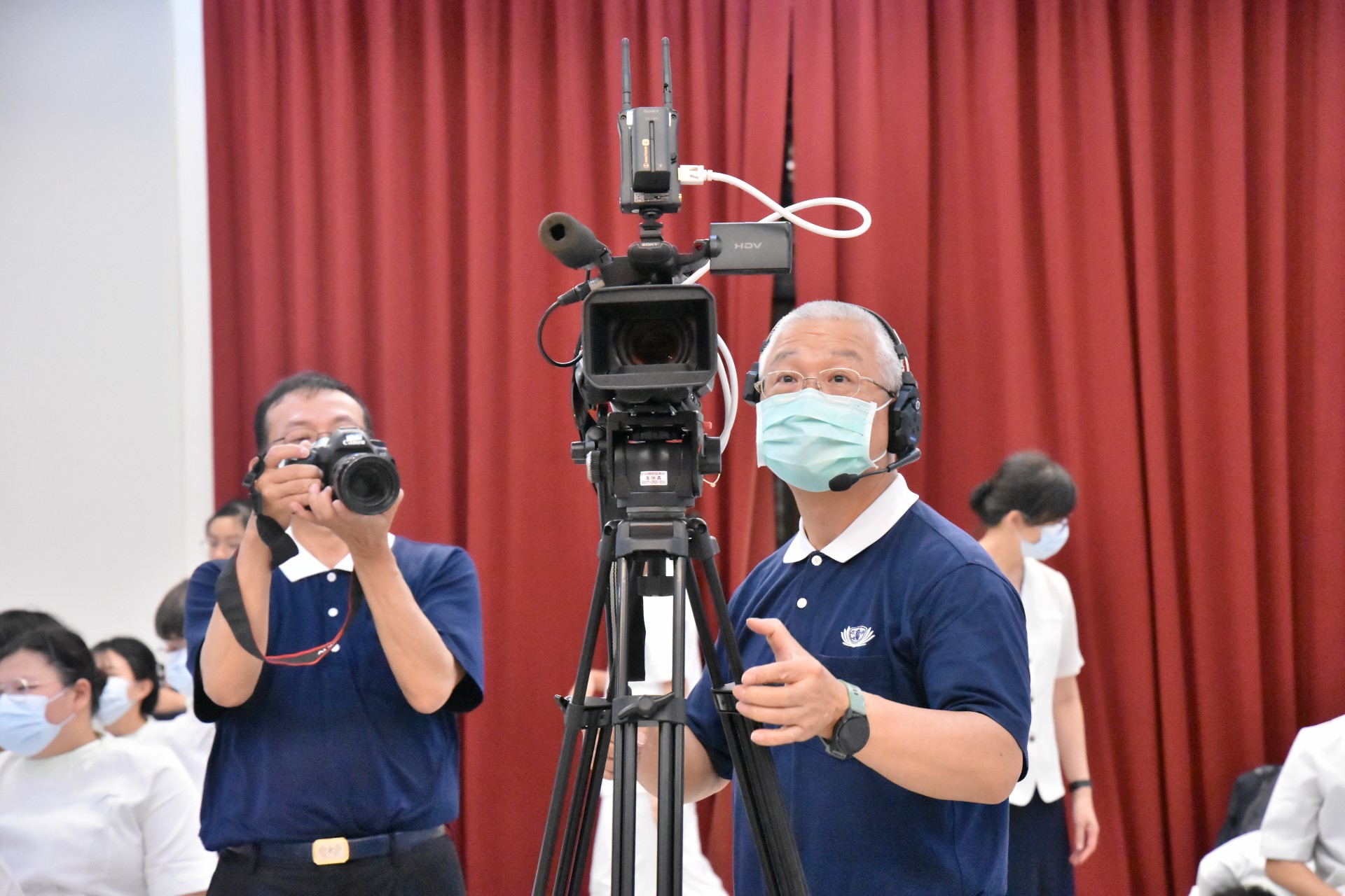 人文真善美志工協助直播作業。
