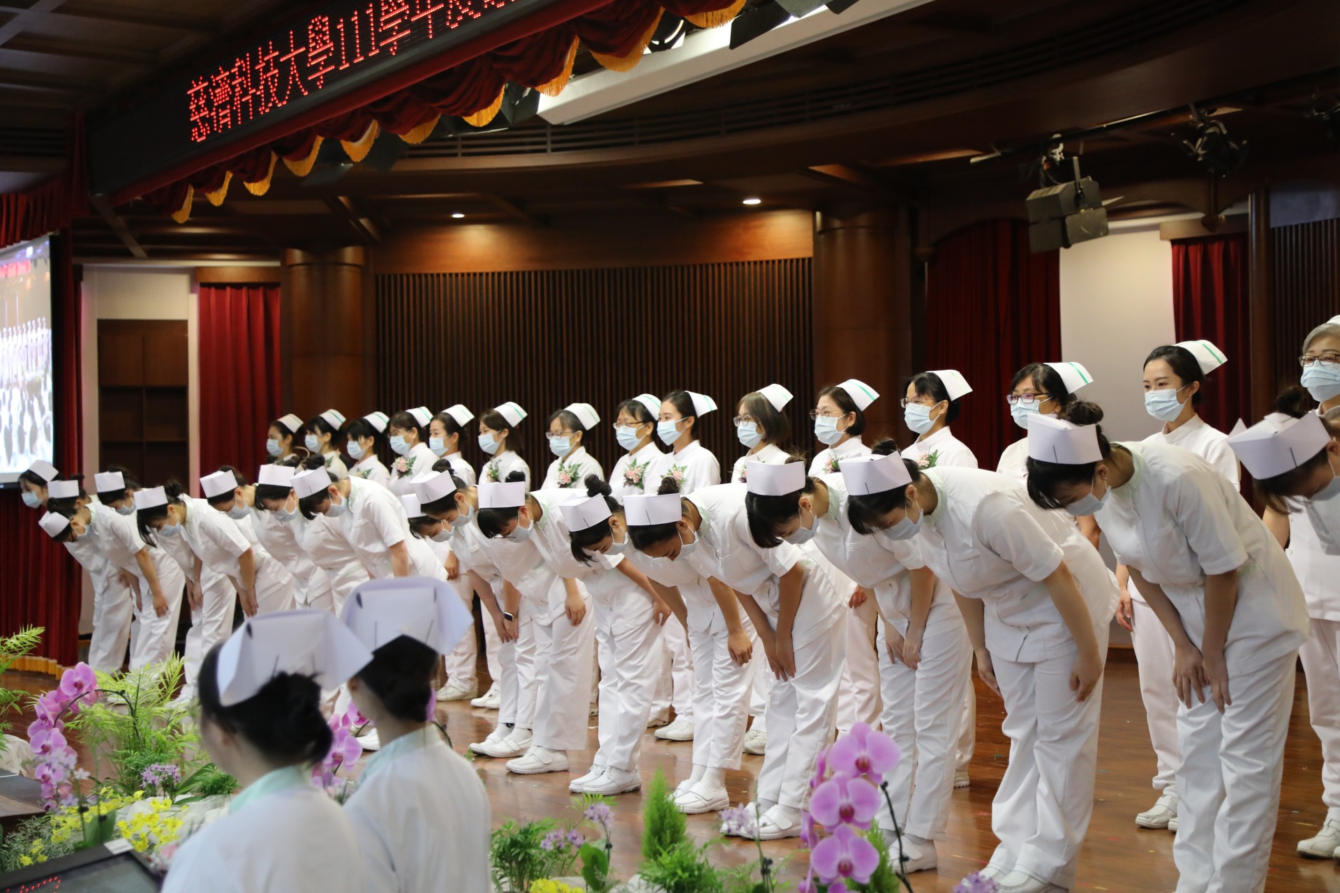 學生轉身向師長鞠躬,見證踏入護理生涯的里程碑。