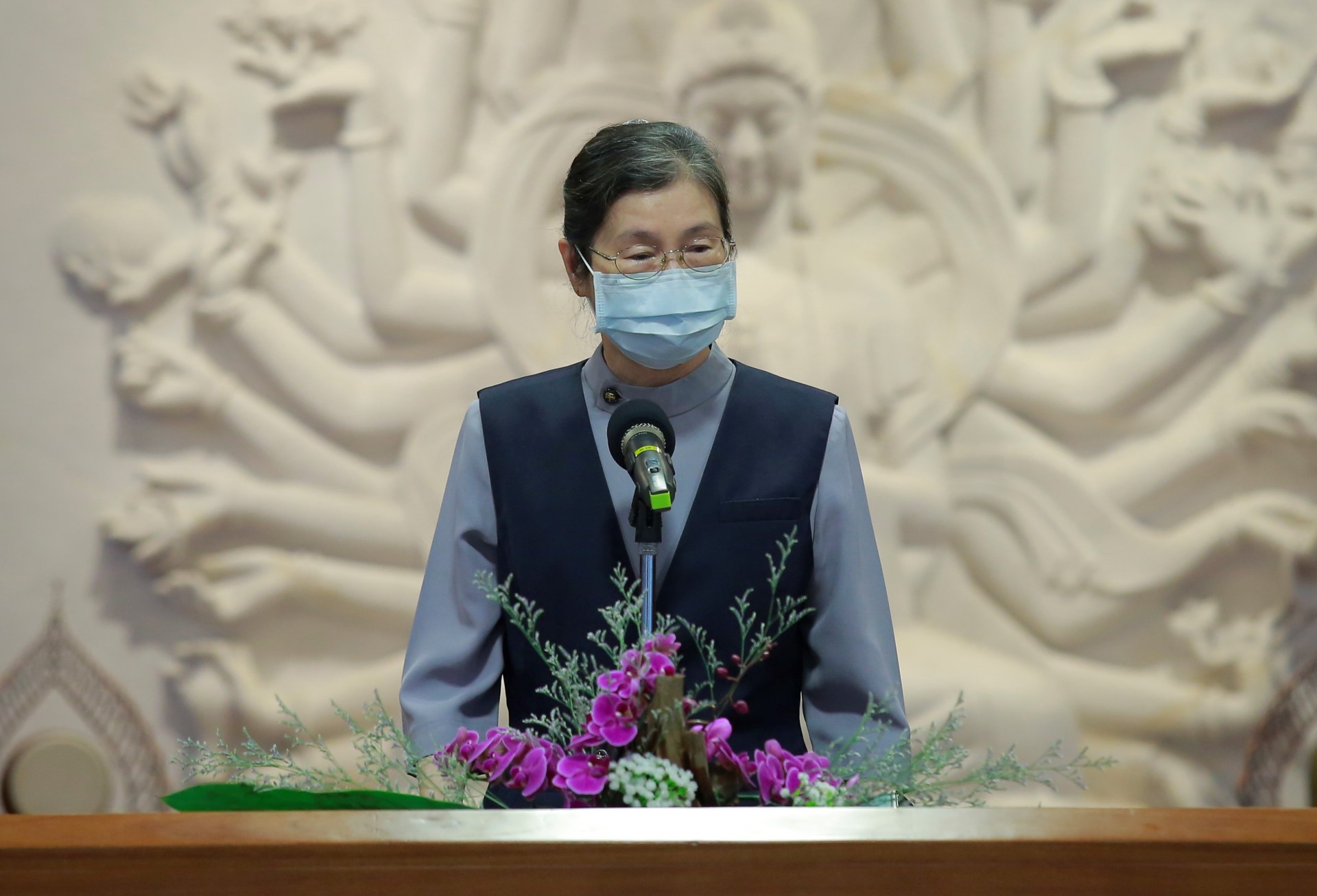 慈濟醫療財團法人護理委員會主任委員章淑娟提醒,有任何問題都要主動發問,把病患當成老師。