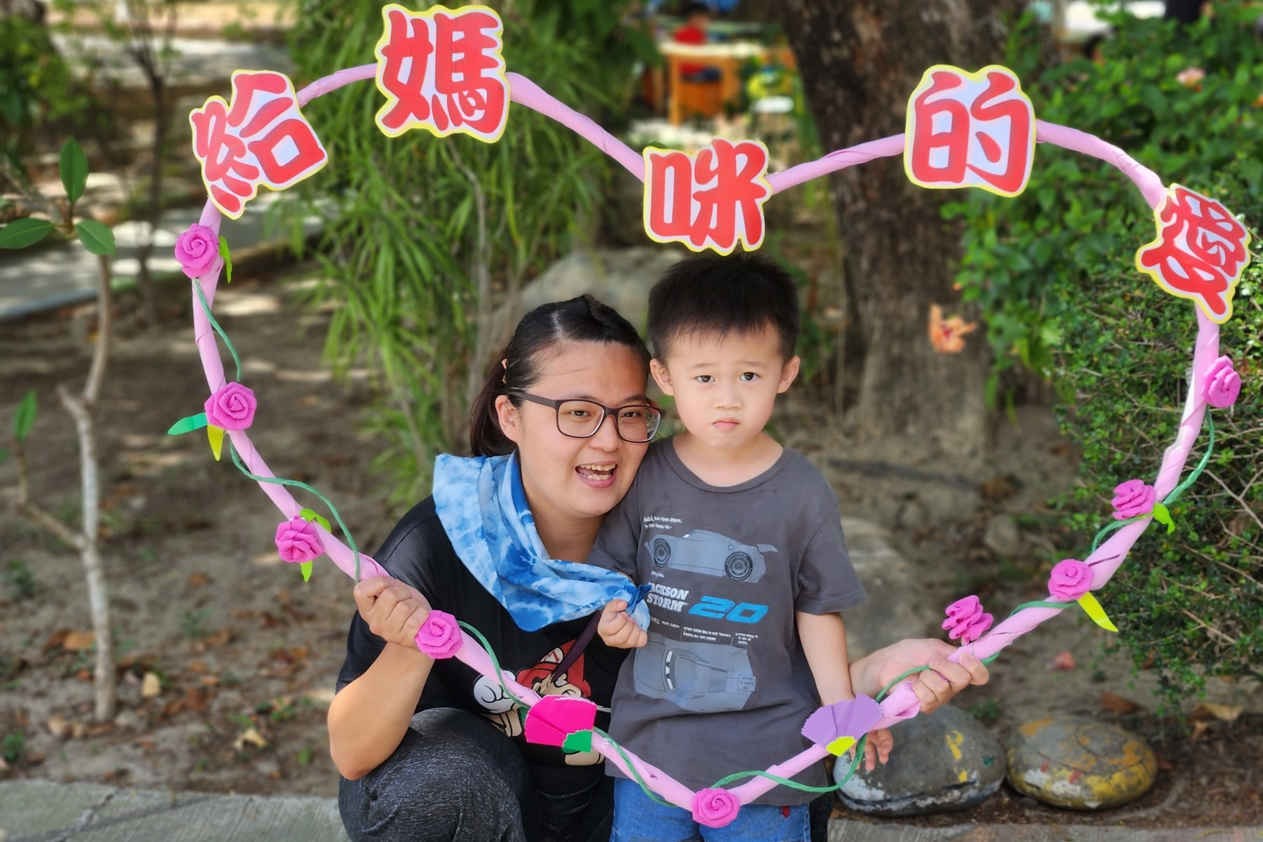 慢飛天使小孟(右)親自為媽媽圍上領巾合影。
