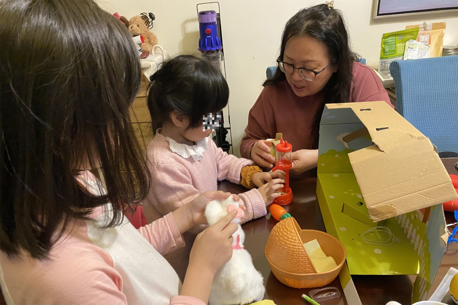 寄養媽媽林香梅與寄養兒少日常互動。