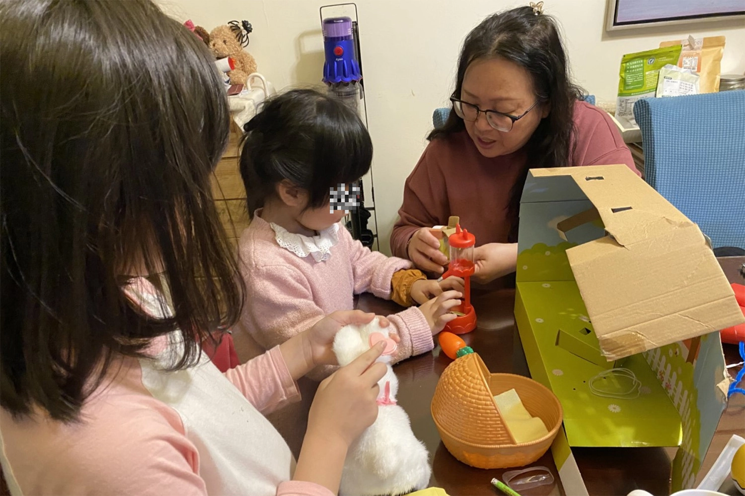 寄養媽媽林香梅與寄養兒少日常互動。