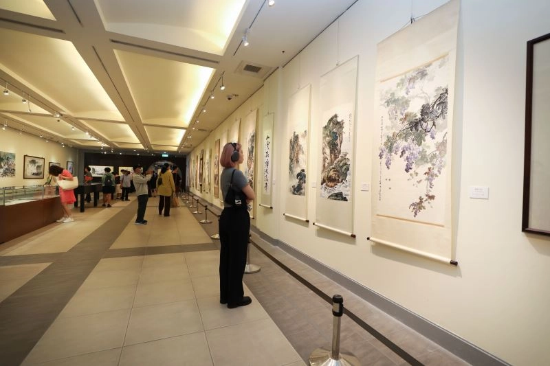 「藝海遊踪：蘇峯男八十回顧展」現場參觀民眾