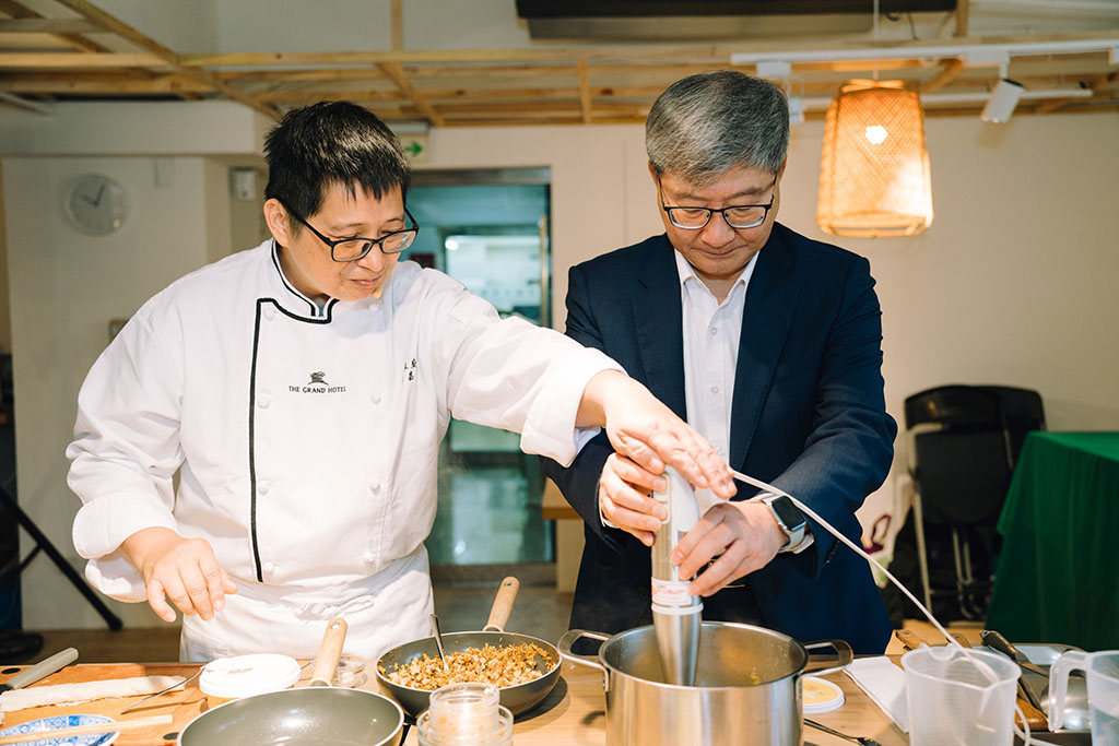112年首惜廚師甄選活動名廚惜食示範料理過程,(左)曾嘉星主廚、(右)沈志修副署長。
