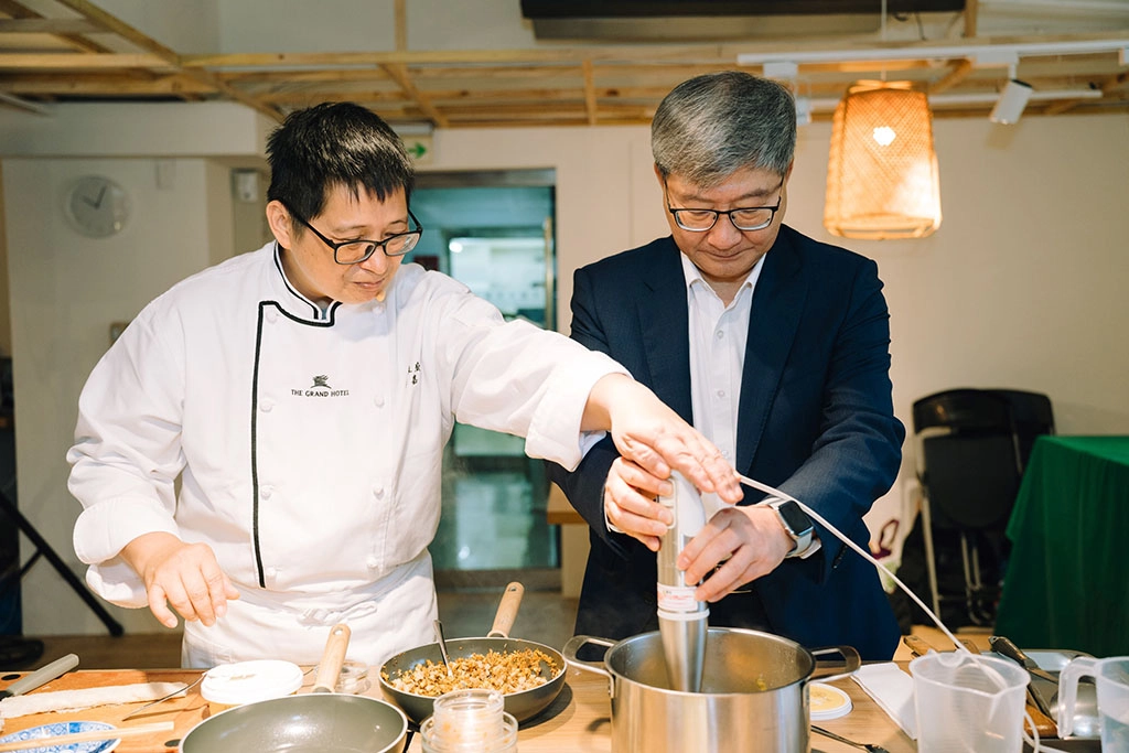 112年首惜廚師甄選活動名廚惜食示範料理過程，（左）曾嘉星主廚、（右）沈志修副署長。