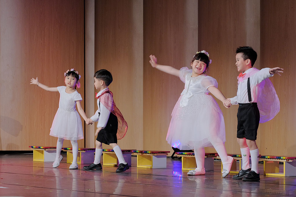 可愛的幼兒園寶貝們參與演出《卡門》的鬥牛士進行曲及選自《動物狂歡節》的化石等樂曲。可愛專注的演出，令人動容。