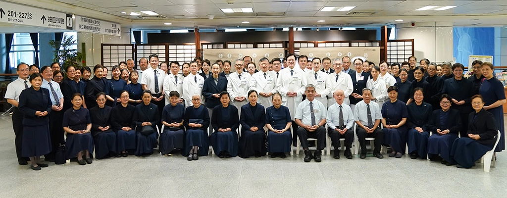 5月8日，佛陀的足跡布展揭幕，趙有誠院長、同仁、志工齊聚台北慈院二樓人文空間，一同感受人文氣息。