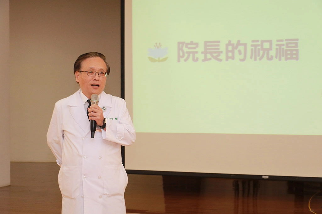 簡守信院長致辭許諾讓護理師準時下班。