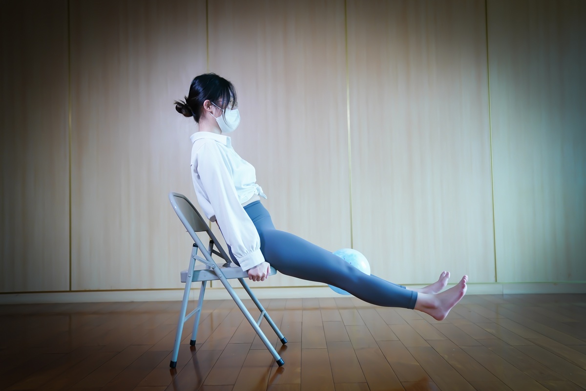 坐姿凱格爾運動：雙腳伸直離地，雙腿夾住球，腳尖向上並維持10秒。