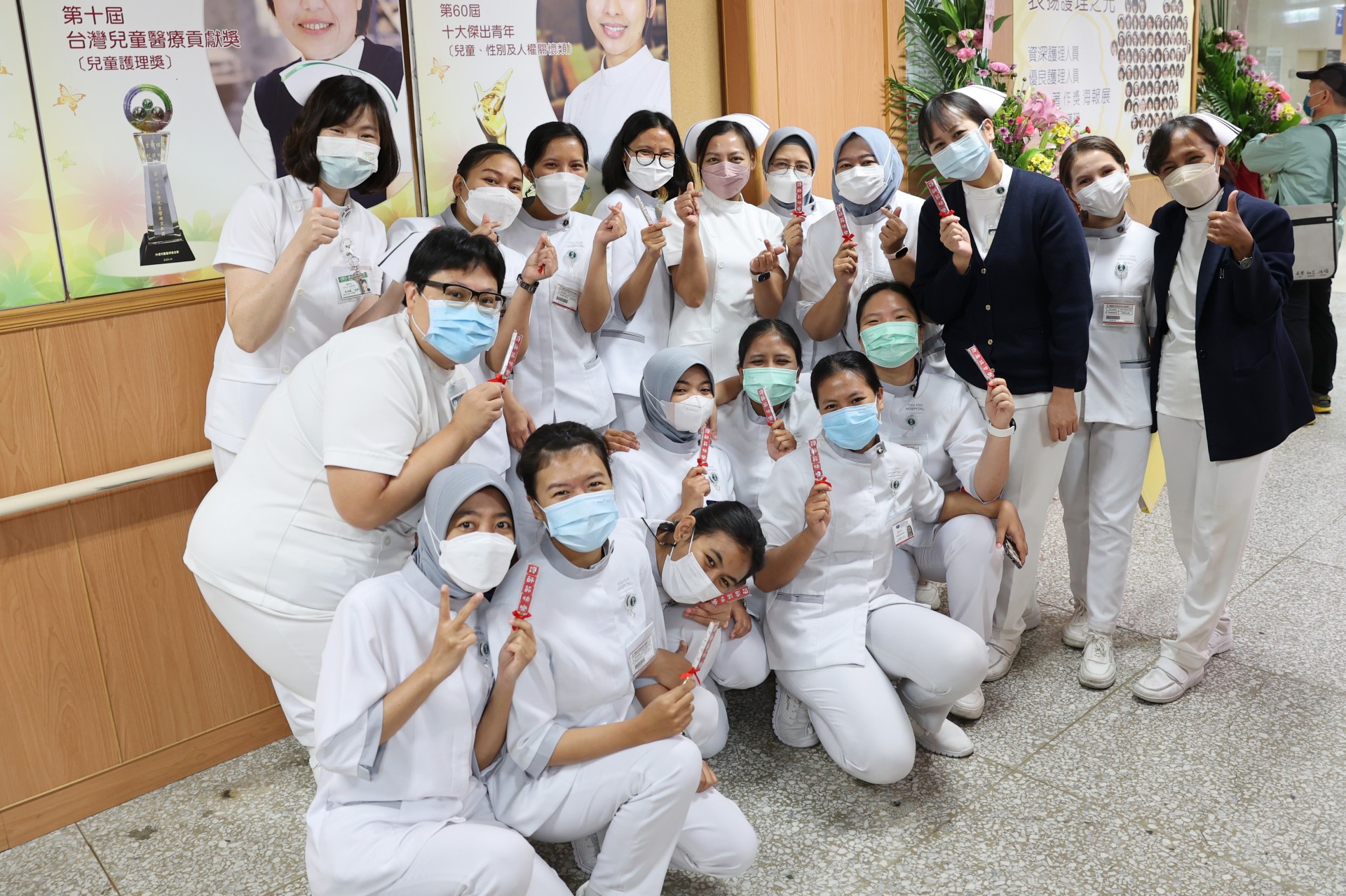 慶祝國際護師節，花蓮慈院護理長廊之光揭牌，印尼慈濟醫院來臺外訓護理師也參與盛會，共享護理師的榮耀。