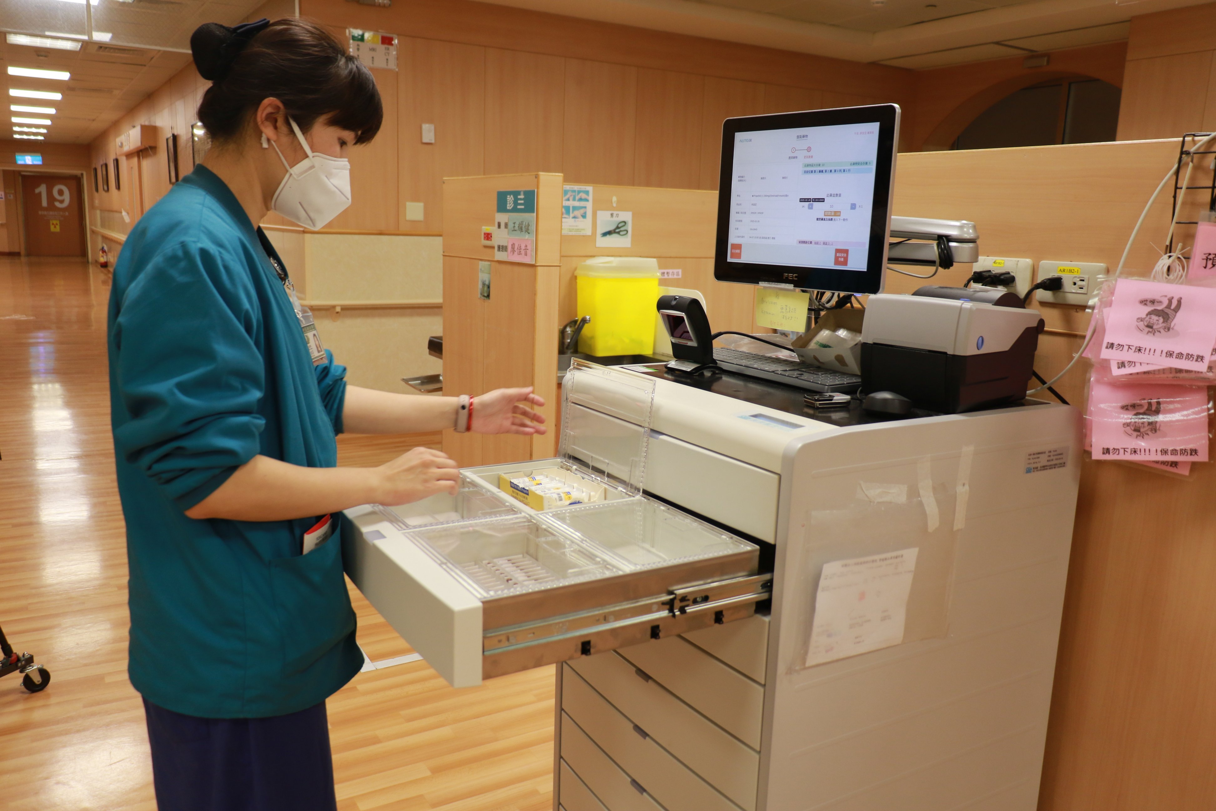 急診護理長廖宜芸表示，自動調配藥櫃上線後，護理人員更能專注於照顧病人。