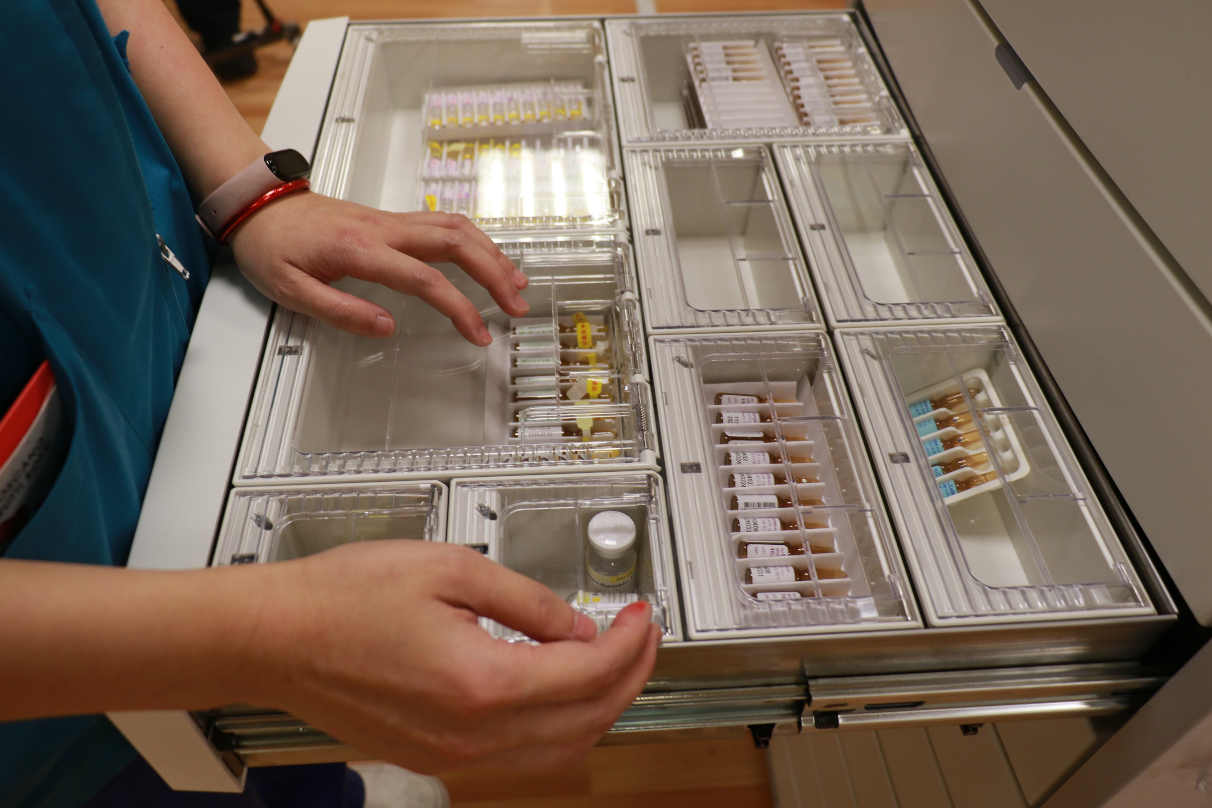自動調配藥櫃採用一藥一格的儲存方式，讓護理人員只能取得當次藥師完成審核的藥品。