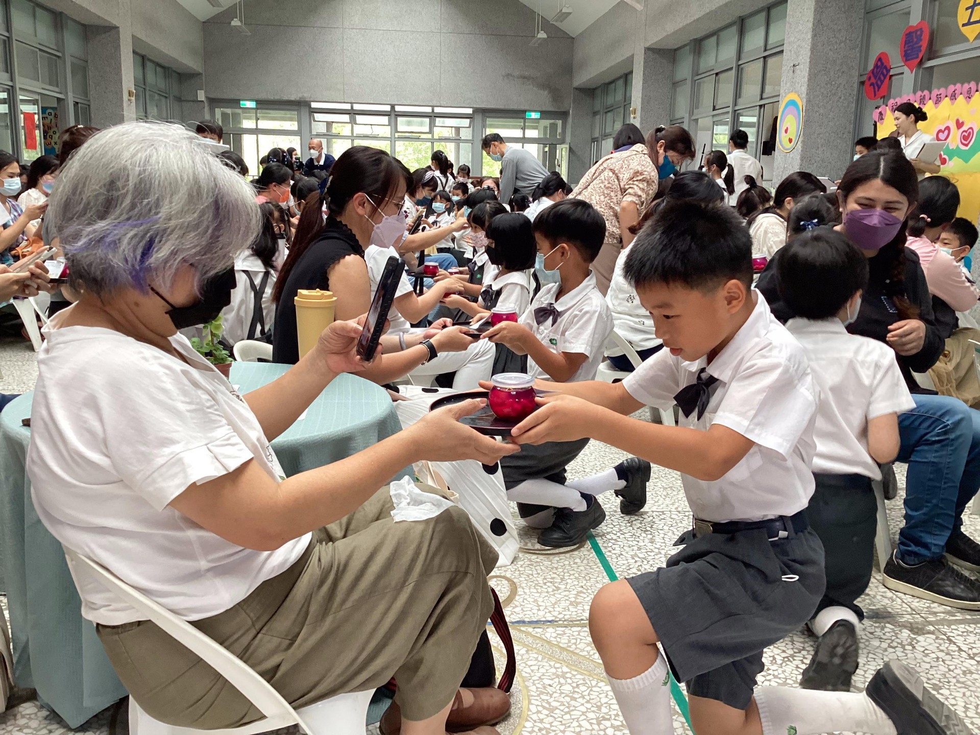 孩子們恭敬的獻上親手製作的杯墊、茶凍
