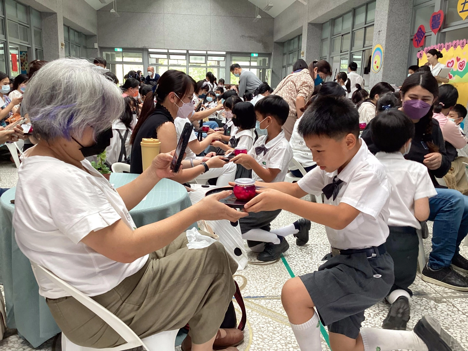 孩子們恭敬的獻上親手製作的杯墊、茶凍