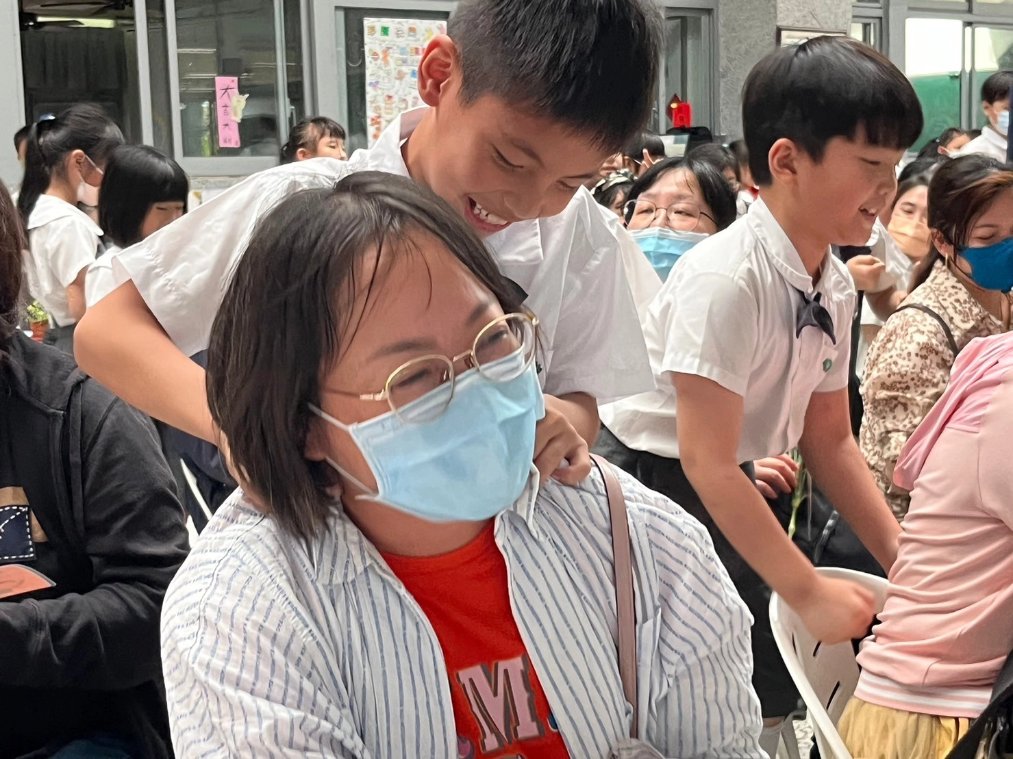 孩子貼心的為家長按摩，希望能緩解身心的疲憊