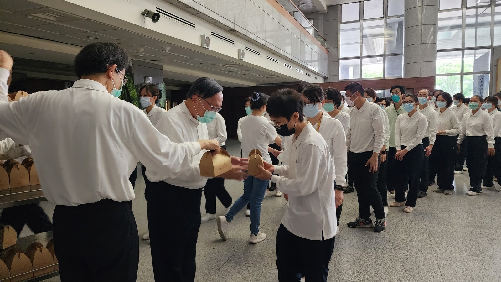 院長室主管代表發送花蓮靜思精舍壽桃,和大家一起分享慈濟基金會57周年慶的喜悅。