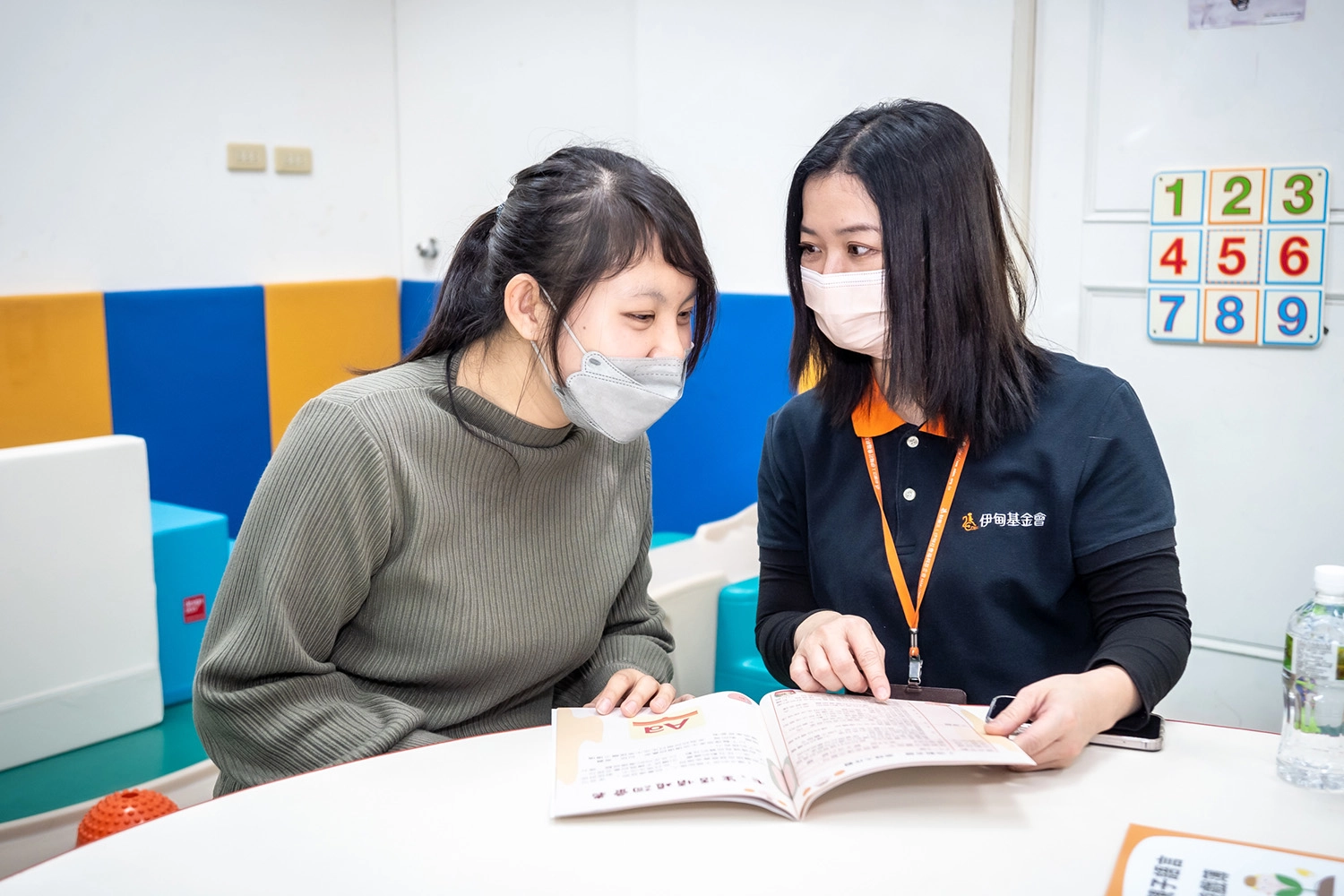 「培力」與「陪伴」 伊甸社工鼓勵慢飛天使媽媽小婷(左)重返職場找回自信。