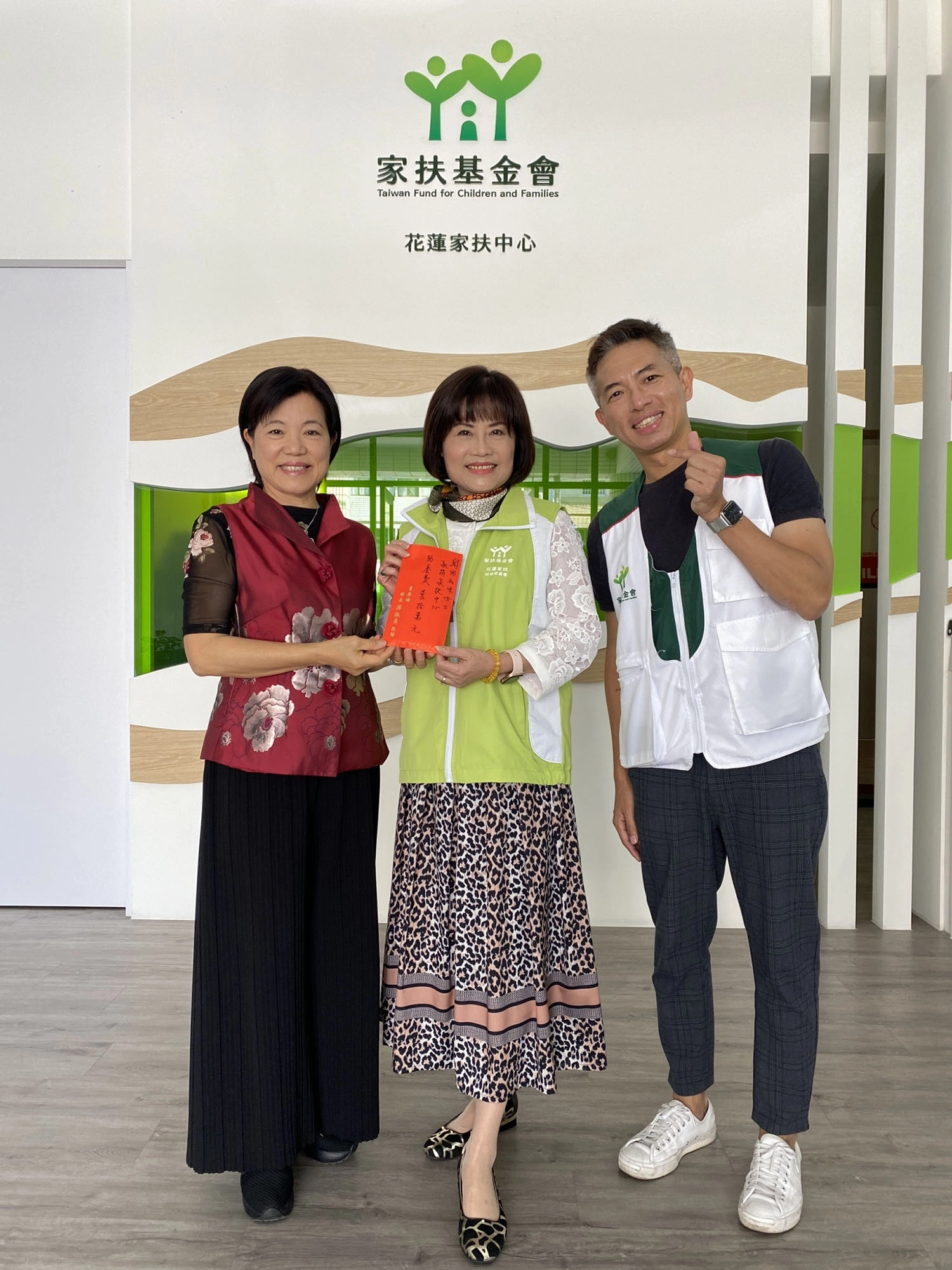 吉安鄉長游淑貞(左)親至花蓮家扶中心捐贈10萬元扶幼捐款，由扶幼委員會主委胡毓恩(中)偕同主任施政延接下祝福。