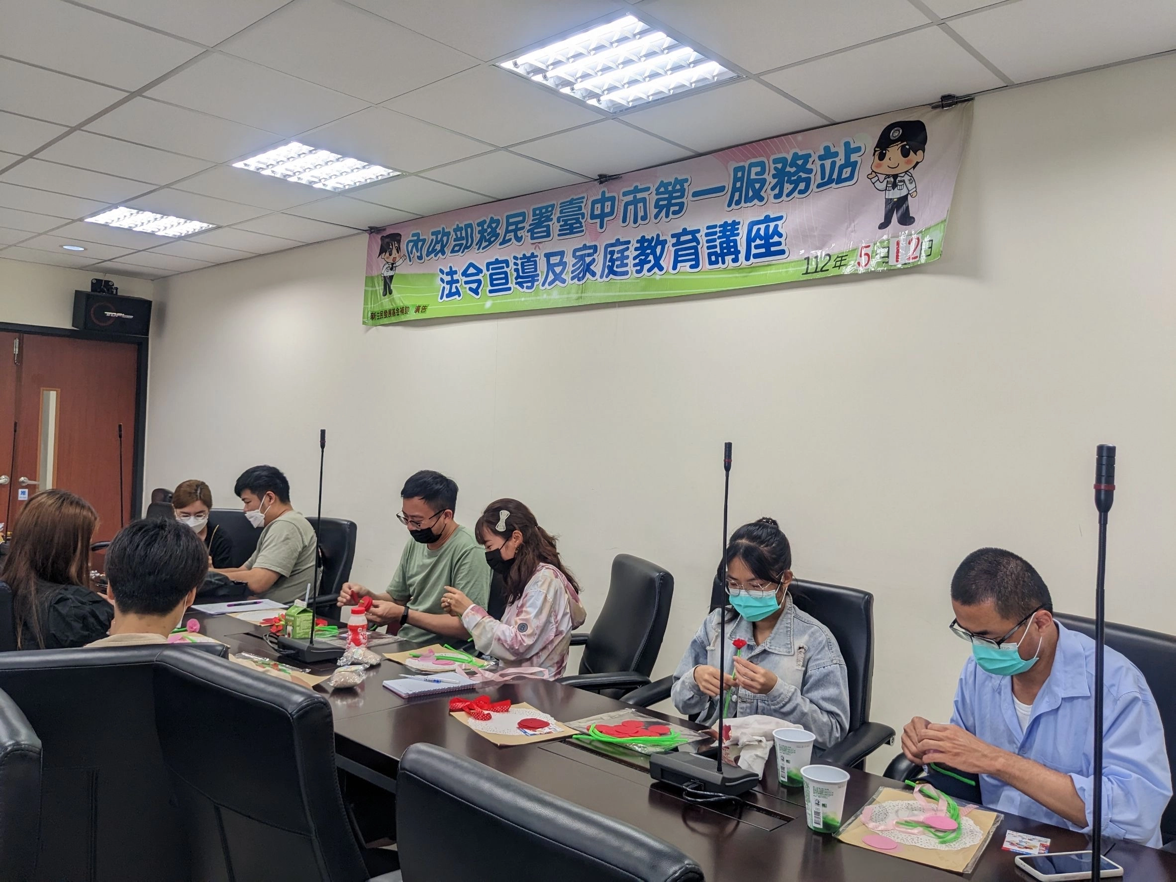 移民署臺中市第一服務站與新住民動手製作康乃馨花束。
