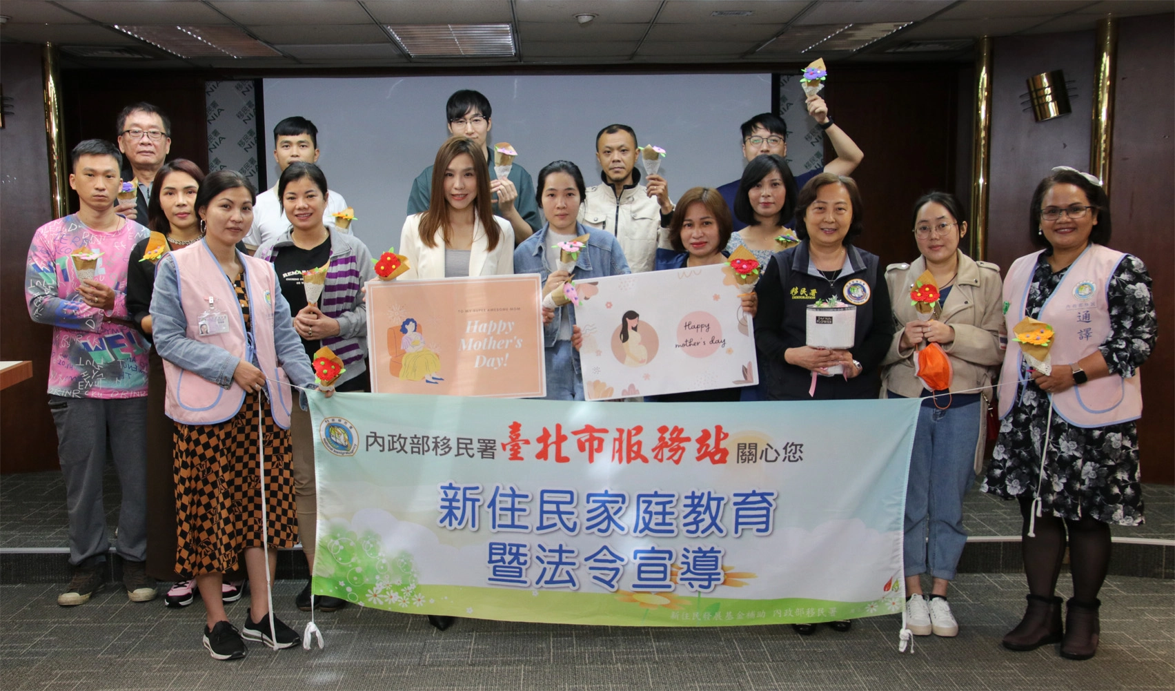 移民署北區事務大隊臺北市服務站於日前舉辦「新住民家庭教育暨法令宣導課程」，邀請范瑞薔薇分享親子相處之道。課程中安排學員一同手作康乃馨花束，感謝母親賦予生命並用愛陪伴孩童成長茁壯。