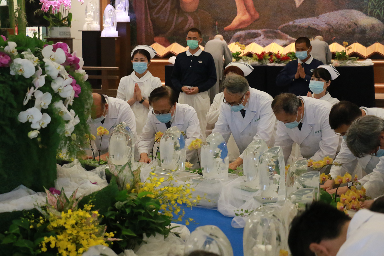 臺中慈濟醫院簡守信院長(前排左二)率同仁虔誠浴佛。